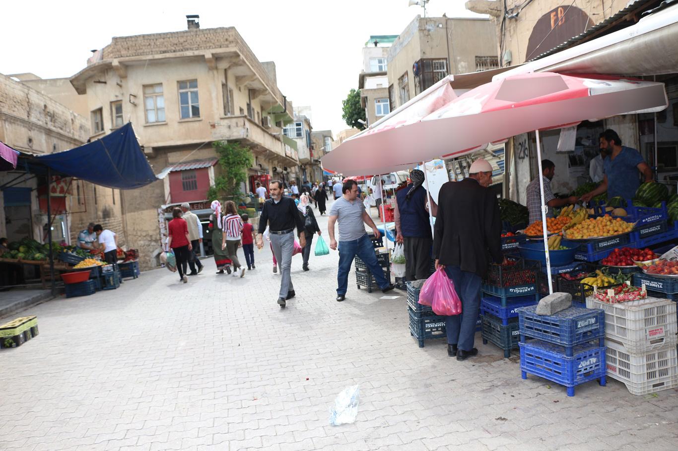 Mardin’in tarihi çarşılarında yaşanan Ramazan bereketi, uzun süredir durgunluk yaşayan esnafın yüzünü güldürdü.

